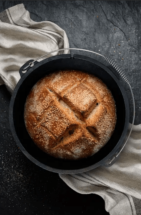 Genießen Sie den Duft von frisch gebackenem Brot, direkt aus unserem Dutch Oven! - Gusskönig