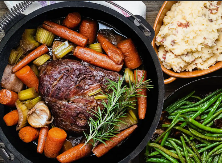 "Zartes Rindersteak mit buntem Gemüse aus dem Gusseisentopf – Einfach unwiderstehlich!" 🥩🥕🥔