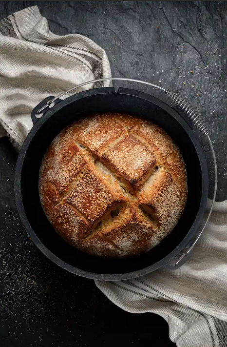 Genießen Sie den Duft von frisch gebackenem Brot, direkt aus unserem Dutch Oven!