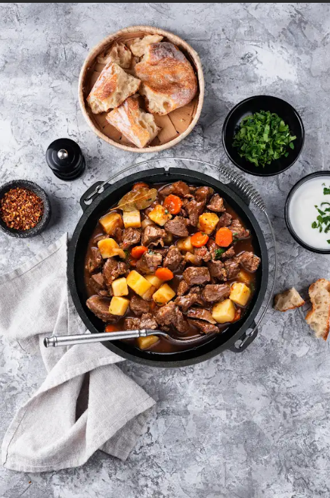 Deftig und herzhaft – Gulasch mit Karotten im Gusseisentopf!" 🥕🍲