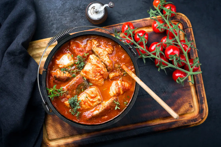 Einfach, schnell und unglaublich lecker – Hähnchen in Tomatensauce im Gusseisentopf!"