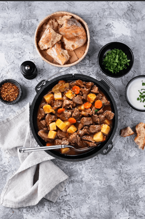 Deftig und herzhaft – Gulasch mit Karotten im Gusseisentopf!" - Gusskönig