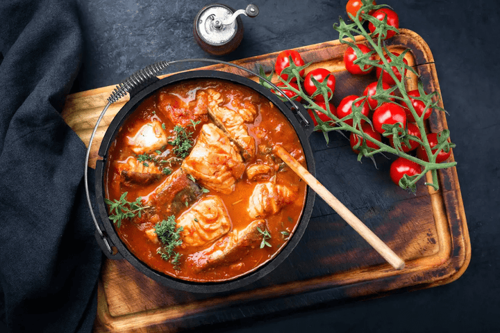 Einfach, schnell und unglaublich lecker – Hähnchen in Tomatensauce im Gusseisentopf!" - Gusskönig