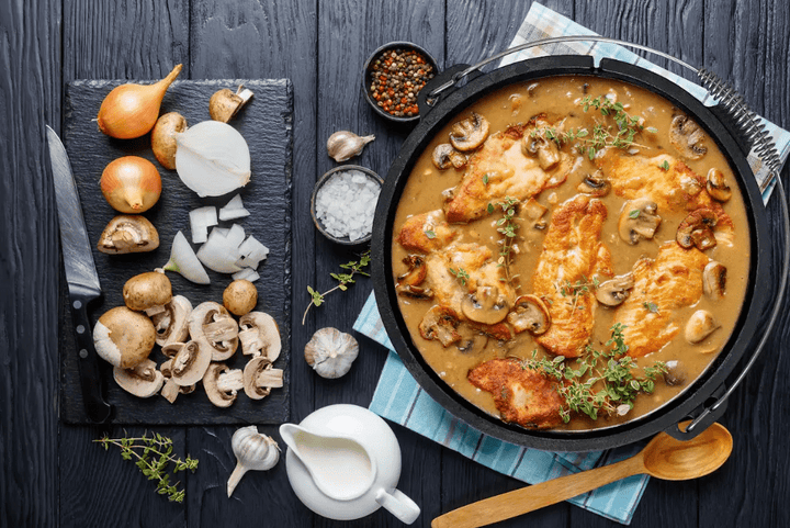 Mit einem Hauch von Italien auf den Tisch zaubern – Chicken Marsala im Gusseisentopf! - Gusskönig