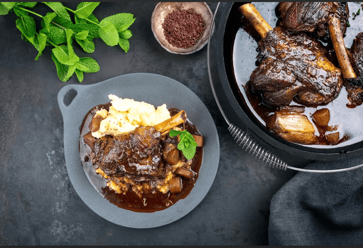 "Zart und aromatisch – Schmorte Lammhaxen im Gusseisentopf!" - Gusskönig